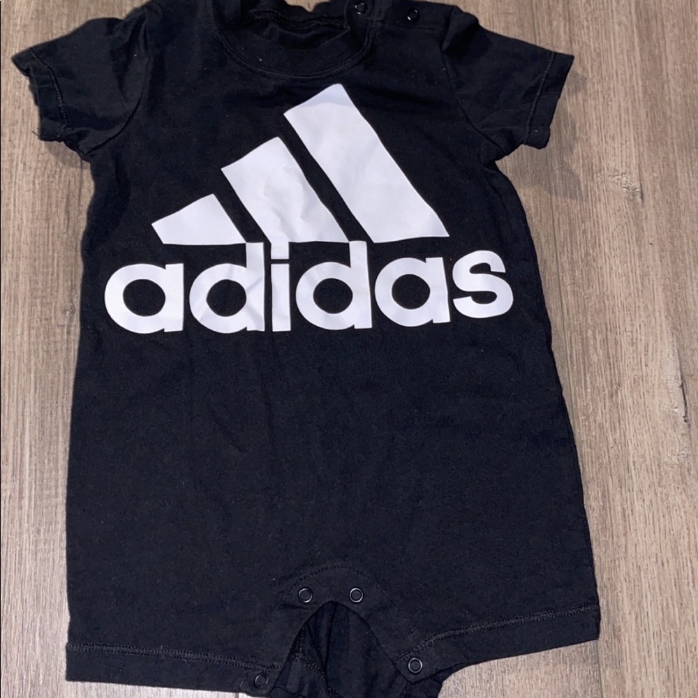 3/20$🤗Lil Adidas onesie🤗
